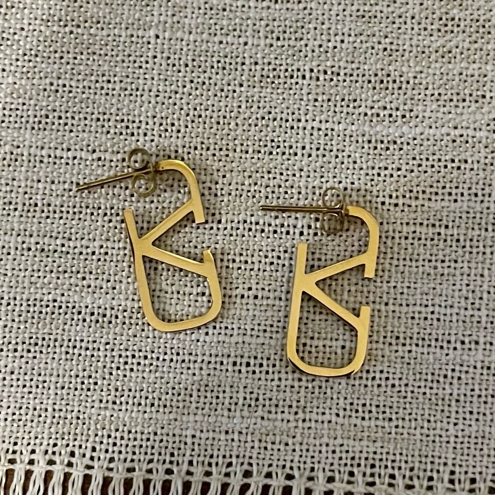 New! ✨ Gold-tone “V” Vlogo Signature Metal Earrings Open Logo Preppy Viral - Picture 3 of 5